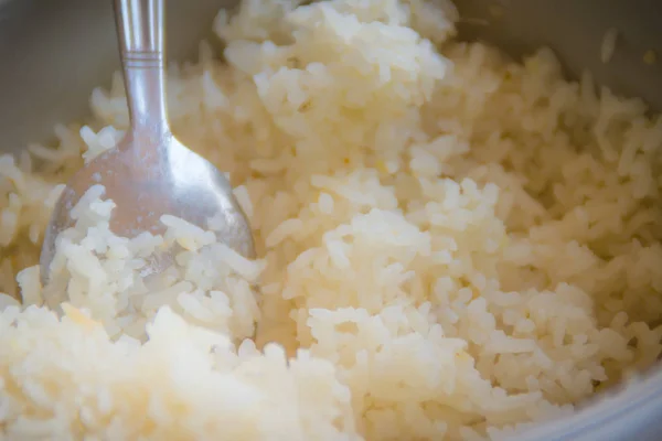 Μαγειρεμένο Ρύζι Γιασεμιού Στο Ηλεκτρικό Ρύζι Κουζίνα Ποτ Κουτάλι Scooping — Φωτογραφία Αρχείου