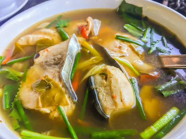 Pescado Picante Tom Yum Con Ingredientes Hierbas Tailandesas Sopa Picante —  Fotos de Stock