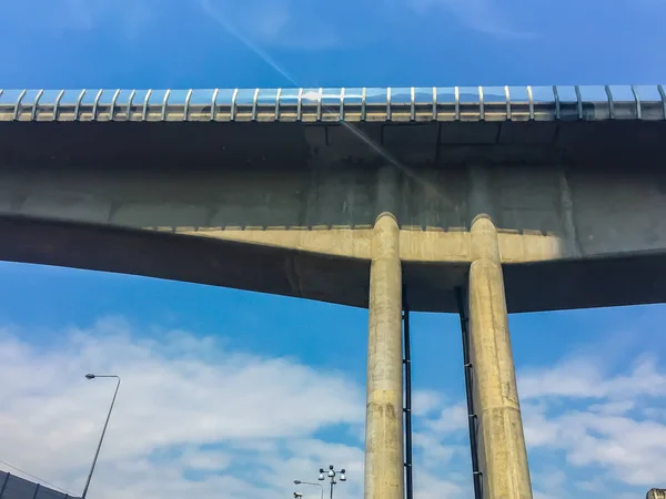 Structure Pont Train Ciel Avec Poutre Poutre Sous Fond Bleu — Photo