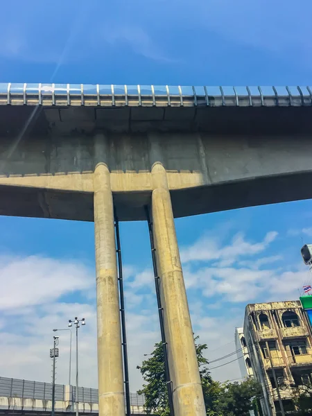 空鉄道橋構造ビームと青い空を背景に 鉄道と青い空を背景に市のトール バンコク タイの公共のエリア — ストック写真