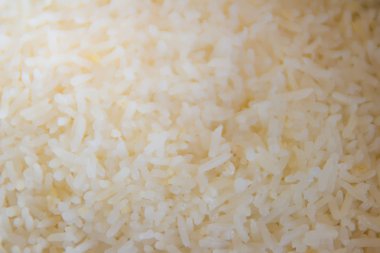 Yeni elektrik pirinç Ocak pot arka planda beyaz yasemin pirinç pişmiş.