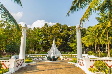 Kamu parkı, Royal Park Rajapruek, Chiang Mai, Tayland, Bangladeş bahçe dekorasyon. Bahçe beyaz sütun, beyaz lotus yeşil flowerbed ile var.
