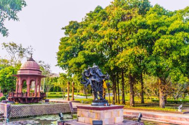 Huzurlu Hint tarzı pavyon çatı ve genel parkta siyah ganesha heykeli.