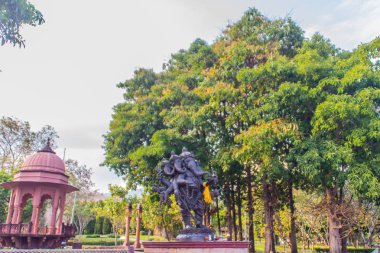 Huzurlu Hint tarzı pavyon çatı ve genel parkta siyah ganesha heykeli.