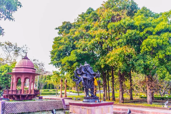 Telhado Pavilhão Estilo Indiano Pacífico Estátua Ganesha Preta Parque Público — Fotografia de Stock