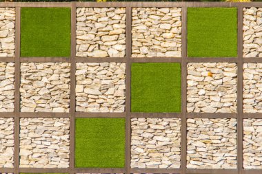 Yeşil çim çerçeve ile soyut nehir çakıl taş duvar arka plan. Çakıl duvar arka plan ve arka plan için yeşil çim kare şekli. Çerçeve duvar arka plan nehir çakıl taşı ve yeşil çim ile kare.