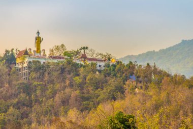Wat Phra Bu DOI Kham (altın dağ Tapınağı) temple Hill, Chiang Mai, Tayland. Wat Phrathat Doi Kham beri 687 Dağlık manzara ile çevrili Doi Kham Tepesi üzerinde inşa edilmiştir.