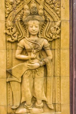 Bir Apsara dans kumtaşı duvar arka plan üzerinde oyulmuş. Apsara kadın ruhu bulutlar ve suları Hindu kültürdür. Onun şekilde belirgin heykel, dans, edebiyat ve resim.