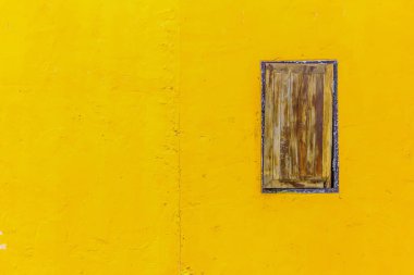 Turuncu duvar arka plan dış kopya alanı metni ile.