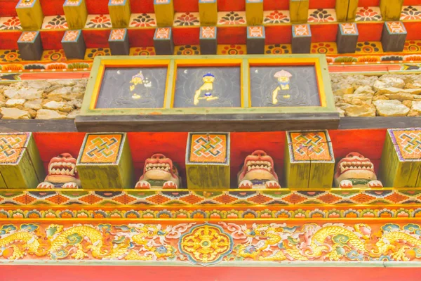 五颜六色的不丹寺庙屋顶细节 窗户和门上美丽的装饰 不丹传统建筑 — 图库照片