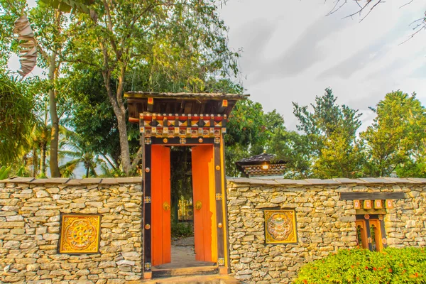 Kleurrijke Rode Bhutan Tempel Ingang Poort Decoratie Het Openbare Park — Stockfoto