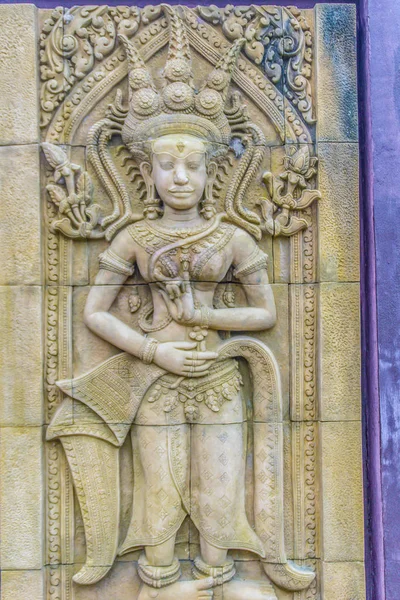 Ein Apsara Tanz Der Auf Dem Hintergrund Der Sandsteinmauer Geschnitzt — Stockfoto