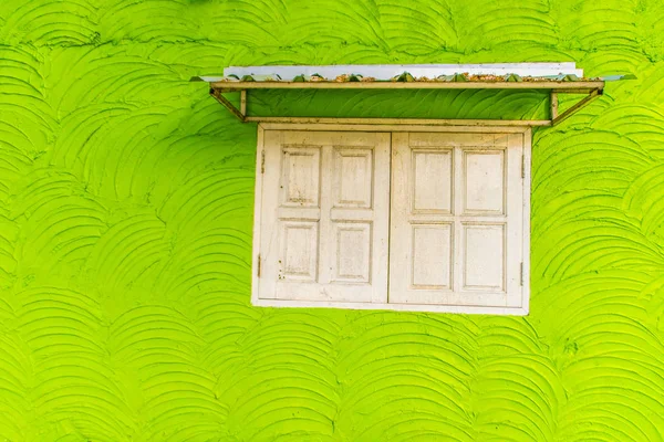 Grüne Wand Mit Weißem Fensterhintergrund Und Kopierplatz Für Ihren Text — Stockfoto