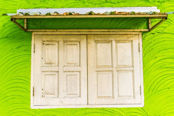 Grüne Wand Mit Weißem Fensterhintergrund Und Kopierplatz Für Ihren Text — Stockfoto
