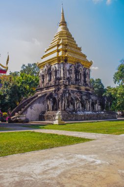 Kral Mengrai Lanna-tarzı tarafından 1296 fil şeklinde payandaların ile eski fil chedi altın top pagoda adlı Wat Chiang adam ya da Wat Chiang Mun, Chiang Mai, Tayland, Thailand, en eski Tapınağı ile inşa.