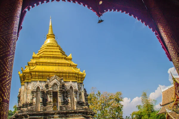 Viejo Elefante Chedi Con Pagoda Superior Dorada Wat Chiang Man —  Fotos de Stock