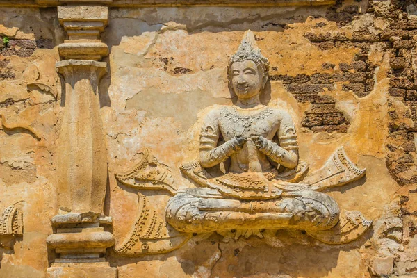 Oud Stucwerk Buddha Engel Cijfers Buitenkant Van Maha Chedi Wat — Stockfoto