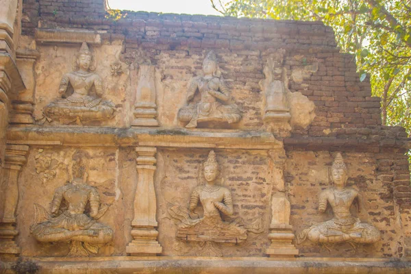 Oud Stucwerk Buddha Engel Cijfers Buitenkant Van Maha Chedi Wat — Stockfoto