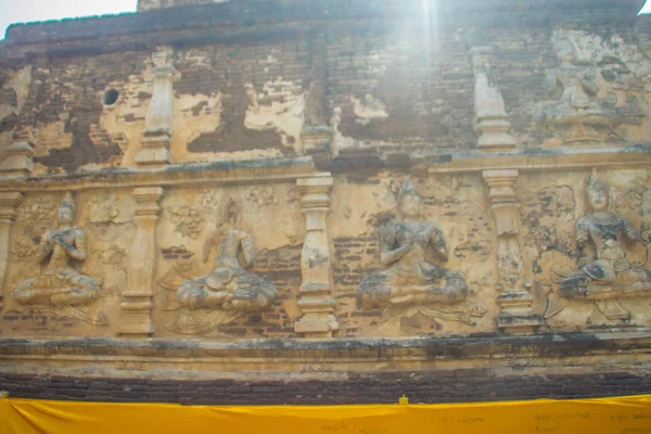 老灰泥佛像和天使人物在玛哈切迪的 Wwat Chet Yot Wat Jed Yod Wat Photharam Maha — 图库照片