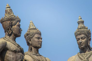 Üç Kings anıt, Kral Mengrai heykelleri, Chiang Mai kurucusu ve iki arkadaşı, Kral Ramkamhaeng, Sukothai ve Kral Ngam Muang Payao. Heykel Chiang Mai bir semboldür.