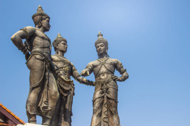 Üç Kings anıt, Kral Mengrai heykelleri, Chiang Mai kurucusu ve iki arkadaşı, Kral Ramkamhaeng, Sukothai ve Kral Ngam Muang Payao. Heykel Chiang Mai bir semboldür.