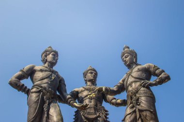 Üç Kings anıt, Kral Mengrai heykelleri, Chiang Mai kurucusu ve iki arkadaşı, Kral Ramkamhaeng, Sukothai ve Kral Ngam Muang Payao. Heykel Chiang Mai bir semboldür.