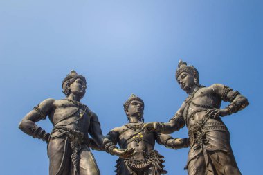 Üç Kings anıt, Kral Mengrai heykelleri, Chiang Mai kurucusu ve iki arkadaşı, Kral Ramkamhaeng, Sukothai ve Kral Ngam Muang Payao. Heykel Chiang Mai bir semboldür.