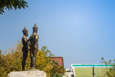 Üç Kings anıt, Kral Mengrai heykelleri, Chiang Mai kurucusu ve iki arkadaşı, Kral Ramkamhaeng, Sukothai ve Kral Ngam Muang Payao. Heykel Chiang Mai bir semboldür.