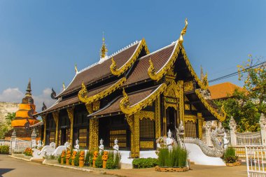 Güzel altın Budist kilisede Lanna tarzı mimarisi Wat Inthakin Sadue Muang, Chiang Mai, Tayland. Wat Inthakin Chiang Mai şehir ayağı 1296 yılında yerleştirildiği Budist Tapınağı olduğunu.