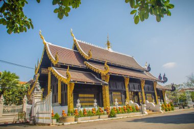 Güzel altın Budist kilisede Lanna tarzı mimarisi Wat Inthakin Sadue Muang, Chiang Mai, Tayland. Wat Inthakin Chiang Mai şehir ayağı 1296 yılında yerleştirildiği Budist Tapınağı olduğunu.