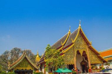 Güzel altın Budist kilisede Lanna usulü koordinasyon hall Wat Chiang adama enshrines veya 1296 Lanna-tarzı Kral Mengrai tarafından Wat Chiang Mun, Chiang Mai, Tayland, Thailand, en eski tapınağı inşa.