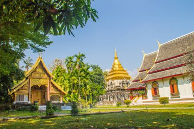 Güzel kilise ve payandaların Wat Chiang adam, Chiang Mai, Tayland, Thailand, en eski Tapınağı fil şeklinde satırlarının tarafından desteklenen altın Lanna usulü chedi 1296 Lanna krallığının Kral Mengrai tarafından inşa.