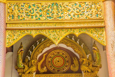 Güzel altın Budist kilisede Lanna usulü koordinasyon hall Wat Chiang adama enshrines veya 1296 Lanna-tarzı Kral Mengrai tarafından Wat Chiang Mun, Chiang Mai, Tayland, Thailand, en eski tapınağı inşa.