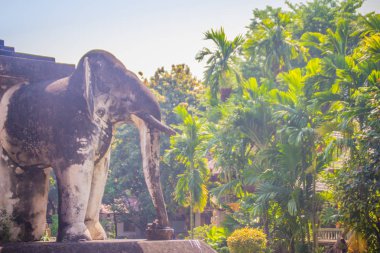 Fil şeklinde payandaların heykel satır eski Wat Chiang Man at chedi desteklenen veya 1296 Lanna krallığının Kral Mengrai tarafından Wat Chiang Mun, Chiang Mai, Tayland, Thailand, en eski tapınağı inşa.