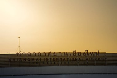 Chiang Mai, Tayland - 14 Şubat 2018: Lanna mimari tarzı yurtiçi yolcu alacakaranlık gökyüzü arka plan Chiang Mai Uluslararası Havalimanı, Chiang Mai, Tayland ile bina terminal.