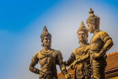 Üç Kings anıt, Kral Mengrai heykelleri, Chiang Mai kurucusu ve iki arkadaşı, Kral Ramkamhaeng, Sukothai ve Kral Ngam Muang Payao. Heykel Chiang Mai bir semboldür.