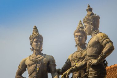 Üç Kings anıt, Kral Mengrai heykelleri, Chiang Mai kurucusu ve iki arkadaşı, Kral Ramkamhaeng, Sukothai ve Kral Ngam Muang Payao. Heykel Chiang Mai bir semboldür.