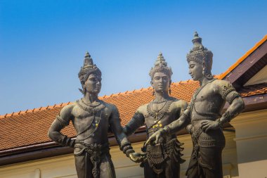 Üç Kings anıt, Kral Mengrai heykelleri, Chiang Mai kurucusu ve iki arkadaşı, Kral Ramkamhaeng, Sukothai ve Kral Ngam Muang Payao. Heykel Chiang Mai bir semboldür.