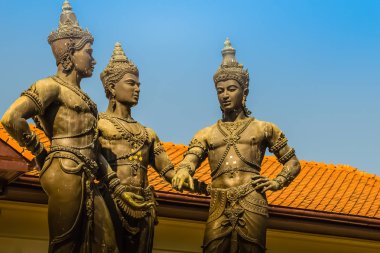 Üç Kings anıt, Kral Mengrai heykelleri, Chiang Mai kurucusu ve iki arkadaşı, Kral Ramkamhaeng, Sukothai ve Kral Ngam Muang Payao. Heykel Chiang Mai bir semboldür.
