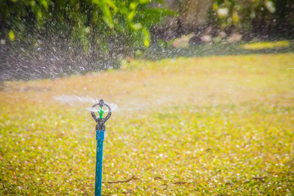 Pvc Automatische Tuin Gazon Sprinkler Een Zonnige Zomerdag Tijdens Het — Stockfoto