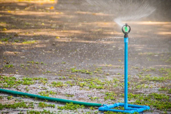 Pvc Automatische Tuin Gazon Sprinkler Een Zonnige Zomerdag Tijdens Het — Stockfoto