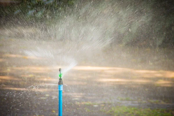 Pvc Automatische Tuin Gazon Sprinkler Een Zonnige Zomerdag Tijdens Het — Stockfoto