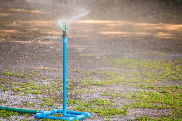 Pvc Automatische Tuin Gazon Sprinkler Een Zonnige Zomerdag Tijdens Het — Stockfoto