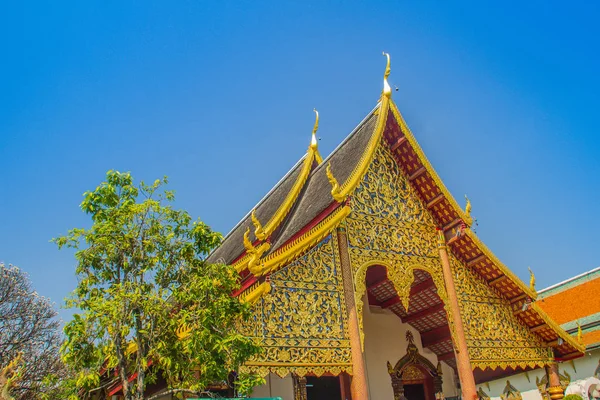 Прекрасная Золотая Буддийская Церковь Стиле Ланны Хранит Святыни Ват Чиангман — стоковое фото