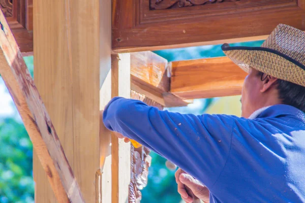 Carpenter Está Usando Cincel Martillo Para Ranurar Línea Vertical Cerrar —  Fotos de Stock