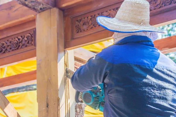 Carpenter Está Utilizando Motor Gasolina Portátil Motosierra Madera Cortada Línea —  Fotos de Stock