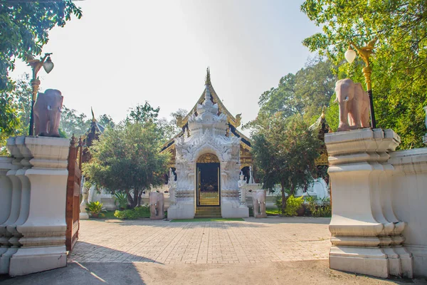 美丽的佛教寺庙入口大门教堂在 Wat Ram Poeng Tapotaram 华兰波是清迈最著名的冥想研究场所之一 — 图库照片