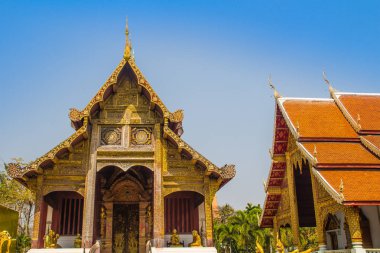 Lanna stil Budist kilisede Wat Phra Singh(Temple of the Lion Buddha) mavi gökyüzü arka plan ile. Wat Phra Singh önemli bir Budist manastır ve Tapınak Batı tarafında Chiang Mai, Tayland olduğunu