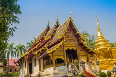 Lanna stil Budist kilisede Wat Phra Singh(Temple of the Lion Buddha) mavi gökyüzü arka plan ile. Wat Phra Singh önemli bir Budist manastır ve Tapınak Batı tarafında Chiang Mai, Tayland olduğunu