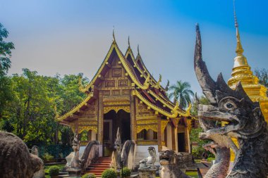 Lanna stil Budist kilisede Wat Phra Singh(Temple of the Lion Buddha) mavi gökyüzü arka plan ile. Wat Phra Singh önemli bir Budist manastır ve Tapınak Batı tarafında Chiang Mai, Tayland olduğunu